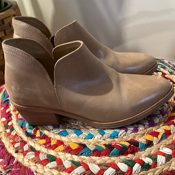 Nisolo Mia Almond Tan Women's Ankle Boots - Picture 3 of 7